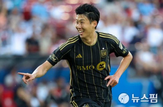 [댈러스 로이터=뉴스핌] 박상욱 기자= 손흥민이 24일(한국시간) MLS 28라운드에서 FC댈러스와 원정경기 전반 6분 미국 무대 데뷔골을 터뜨리고 기뻐하고 있다. 2025.08.24 psoq1337@newspim.com