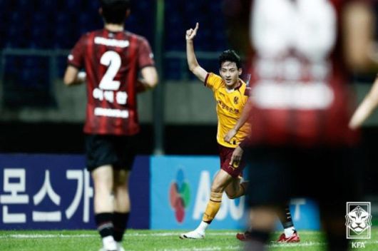 [서울=뉴스핌] 손지호 기자 = 광주 정지훈이 20일 광주월드컵경기장에서 열린 부천과의 코리아컵 4강 1차전에서 선제 헤더 골을 터뜨린 뒤 환호하고 있다. [사진=대한축구협회] 2025.08.20 thswlgh50@newspim.com