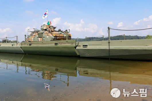 [여주=뉴스핌] 류기찬 기자 = 한미연합정례훈련인 '을지 자유의 방패'(UFSㆍ을지프리덤실드) 연습기간인 27일 오전 경기도 여주시 남한강 일대에서 제 7군단 공병여단, 미군 제2보병사단, 한미연합사단 제11공병대대 장병들이 한미연합 도하훈련을 하고 있다. 2025.08.27 ryuchan0925@newspim.com