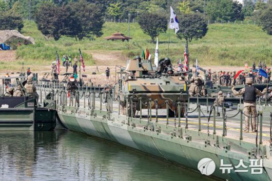 [여주=뉴스핌] 류기찬 기자 = 한미연합정례훈련인 '을지 자유의 방패'(UFSㆍ을지프리덤실드) 연습기간인 27일 오전 경기도 여주시 남한강 일대에서 제 7군단 공병여단, 미군 제2보병사단, 한미연합사단 제11공병대대 장병들이 한미연합 도하훈련을 하고 있다. 2025.08.27 ryuchan0925@newspim.com