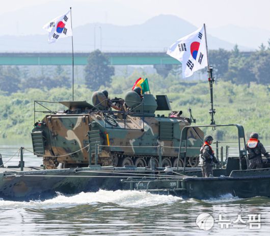 [여주=뉴스핌] 류기찬 기자 = 한미연합정례훈련인 '을지 자유의 방패'(UFSㆍ을지프리덤실드) 연습기간인 27일 오전 경기도 여주시 남한강 일대에서 제 7군단 공병여단, 미군 제2보병사단, 한미연합사단 제11공병대대 장병들이 한미연합 도하훈련을 하고 있다. 2025.08.27 ryuchan0925@newspim.com