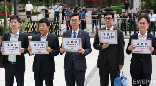 [서울=뉴스핌] 김학선 기자 = 더불어민주당 이성윤, 장경태 의원, 박창진 부대변인 등이 27일 오전 권성동 국민의힘 의원에 대한 정치자금법 등 위반 혐의 고발장을 접수하기 위해 서울 종로구에 마련된 김건희 특검팀 사무실로 이동하고 있다. 2025.08.27 yooksa@newspim.com