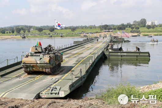 [여주=뉴스핌] 류기찬 기자 = 한미연합정례훈련인 '을지 자유의 방패'(UFSㆍ을지프리덤실드) 연습기간인 27일 오전 경기도 여주시 남한강 일대에서 제 7군단 공병여단, 미군 제2보병사단, 한미연합사단 제11공병대대 장병들이 한미연합 도하훈련을 하고 있다. 2025.08.27 ryuchan0925@newspim.com