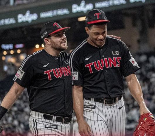 LG의 오스틴 딘(왼쪽), 요니 치리노스. [사진 = LG]