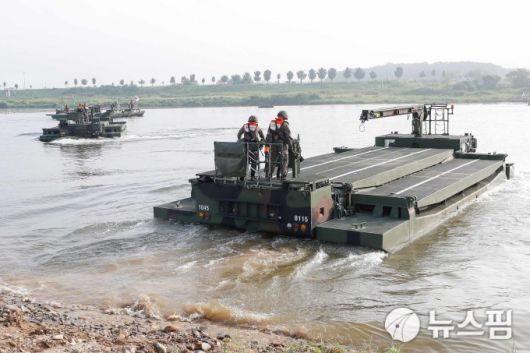 [여주=뉴스핌] 류기찬 기자 = 한미연합정례훈련인 '을지 자유의 방패'(UFSㆍ을지프리덤실드) 연습기간인 27일 오전 경기도 여주시 남한강 일대에서 제 7군단 공병여단, 미군 제2보병사단, 한미연합사단 제11공병대대 장병들이 한미연합 도하훈련을 하고 있다. 2025.08.27 ryuchan0925@newspim.com