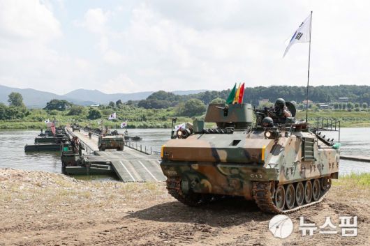 [여주=뉴스핌] 류기찬 기자 = 한미연합정례훈련인 '을지 자유의 방패'(UFSㆍ을지프리덤실드) 연습기간인 27일 오전 경기도 여주시 남한강 일대에서 제 7군단 공병여단, 미군 제2보병사단, 한미연합사단 제11공병대대 장병들이 한미연합 도하훈련을 하고 있다. 2025.08.27 ryuchan0925@newspim.com