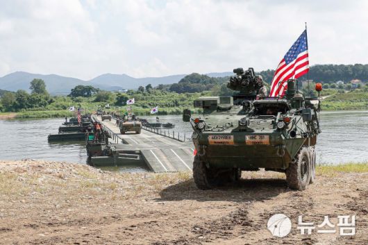 [여주=뉴스핌] 류기찬 기자 = 한미연합정례훈련인 '을지 자유의 방패'(UFSㆍ을지프리덤실드) 연습기간인 27일 오전 경기도 여주시 남한강 일대에서 제 7군단 공병여단, 미군 제2보병사단, 한미연합사단 제11공병대대 장병들이 한미연합 도하훈련을 하고 있다. 2025.08.27 ryuchan0925@newspim.com