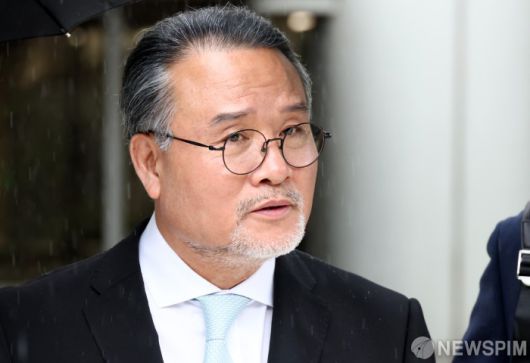 지난달 이 회장이 서울 서초구 서울중앙지방법원에서 열린 영장실질심사(구속 전 피의자 심문)을 마치고 법정을 나서는 모습. [사진=뉴스핌DB]