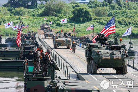 [여주=뉴스핌] 류기찬 기자 = 한미연합정례훈련인 '을지 자유의 방패'(UFSㆍ을지프리덤실드) 연습기간인 27일 오전 경기도 여주시 남한강 일대에서 제 7군단 공병여단, 미군 제2보병사단, 한미연합사단 제11공병대대 장병들이 한미연합 도하훈련을 하고 있다. 2025.08.27 ryuchan0925@newspim.com