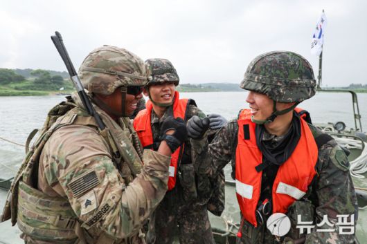 [여주=뉴스핌] 류기찬 기자 = 한미연합정례훈련인 '을지 자유의 방패'(UFSㆍ을지프리덤실드) 연습기간인 27일 오전 경기도 여주시 남한강 일대에서 제 7군단 공병여단, 미군 제2보병사단, 한미연합사단 제11공병대대 장병들이 한미연합 도하훈련을 하고 있다. 2025.08.27 ryuchan0925@newspim.com