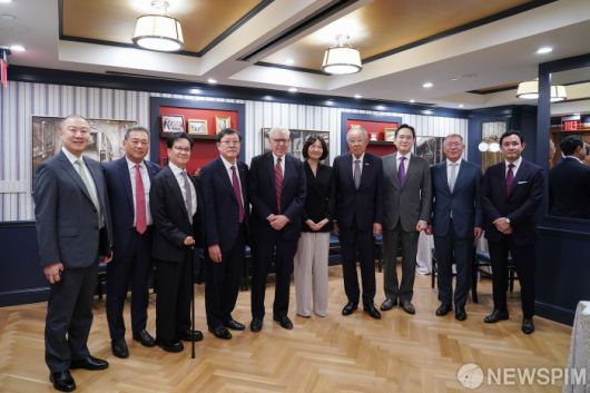 류진 한경협 회장, 루벤스타인 칼라일 그룹 회장을 비롯한 경제사절단이 25일(현지시간) 미국 워싱턴 D.C. 윌러드 호텔에서 열리는 '한미 비즈니스 라운드테이블: 제조업 르네상스 파트너십'에 앞서 기념촬영을 하고 있다. 사진 왼쪽부터 구자은 LS 회장, 김상현 롯데 부회장, 이재현 CJ회장, 허태수 GS 회장, 루벤스타인 칼라일그룹 회장, 최수연 네이버 대표, 류진 한경협 회장, 이재용 삼성전자 회장, 정의선 현대차 회장, 최윤범 고려아연 회장. [사진=한국경제인협회]