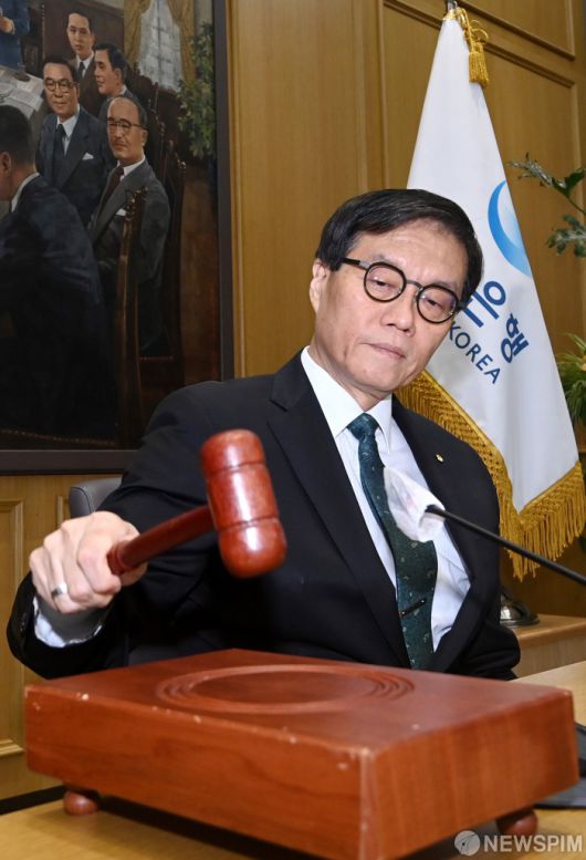 [서울=뉴스핌] 사진공동취재단 = 이창용 한국은행 총재가 28일 서울 중구 한국은행에서 열린 금융통화위원회에서 의사봉을 두드리고 있다. 한은 금통위는 회의에서 기준금리를 연 2.50%로 동결했다. 2025.08.28 photo@newspim.com