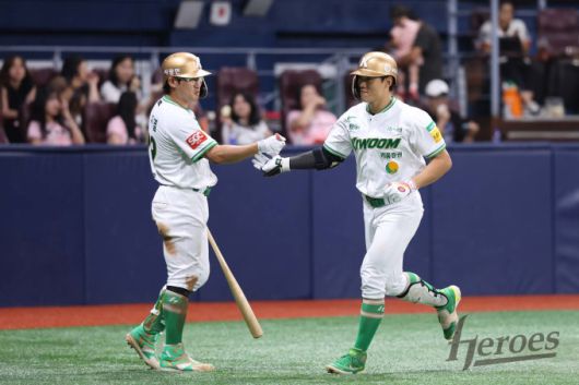 [서울=뉴스핌] 손지호 기자 = 키움 송성문이 28일 열린 한화와의 경기에서 3회말 솔로포를 치고 기뻐하고 있다. [사진=키움] 2025.08.28 thswlgh50@newspim.com