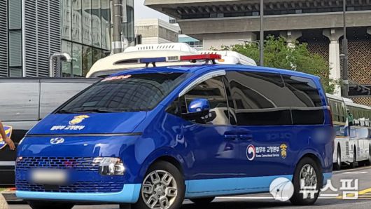 [서울=뉴스핌] 김영은 기자 = 김 여사가 탑승한 호송차량은 28일 오전 8시 30분께 서울남부구치소를 출발해 오전 9시 28분께 특검팀 사무실이 있는 서울 종로구 KT광화문웨스트빌딩에 도착했다. 2025.08.28 yek105@newspim.com