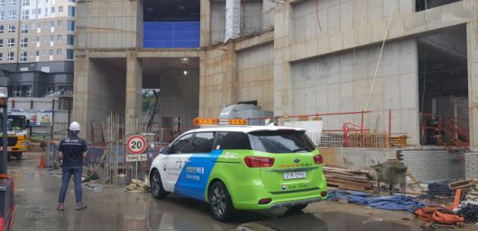 정성훈 기자 = 패트롤카를 활용한 건설현장 점검 모습 [사진=안전보건공단] 2019.11.04 jsh@newspim.com