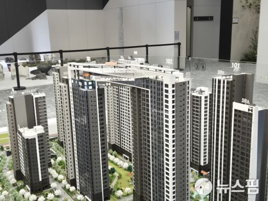 [서울=뉴스핌] 정영희 기자 = 14일 방문한 '디에이치 아델스타' 견본주택 1층에 모형도가 조성돼 있다. 2025.08.15 chulsoofriend@newspim.com