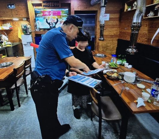 안산단원경찰서 호수지구대가 최근 지역 상권을 중심으로 확산되는 '노쇼(No-Show) 사기' 범죄 예방을 위해 집중 캠페인에 나섰다고 30일 밝혔다. [사진=안산단원경찰서]