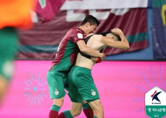 안톤(오른쪽)이 31일 열린 K리그1 28라운드 김천과의 홈 경기에서 헤더 결승 골을 넣고 동료와 기쁨을 나누고 있다. [사진=한국프로축구연맹]