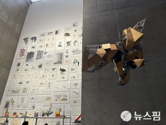 [서울=뉴스핌] 이지은 기자 = '이불: 1998년 이후' 전시 전경. 2025.09.01 alice09@newspim.com