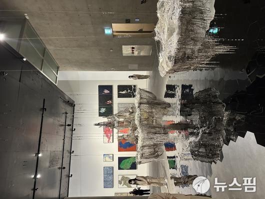 [서울=뉴스핌] 이지은 기자 = '이불: 1998년 이후' 전시 전경. 2025.09.01 alice09@newspim.com