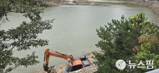 [강릉=뉴스핌] 이형섭 기자 = 오봉저수지 평탄화 작업. 2025.09.01 onemoregive@newspim.com