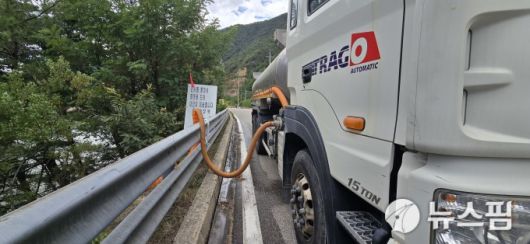 [강릉=뉴스핌] 이형섭 기자 = 긴급급수차량이 오봉저수지에 하천수를 유입하고있다. 2025.09.01 onemoregive@newspim.com