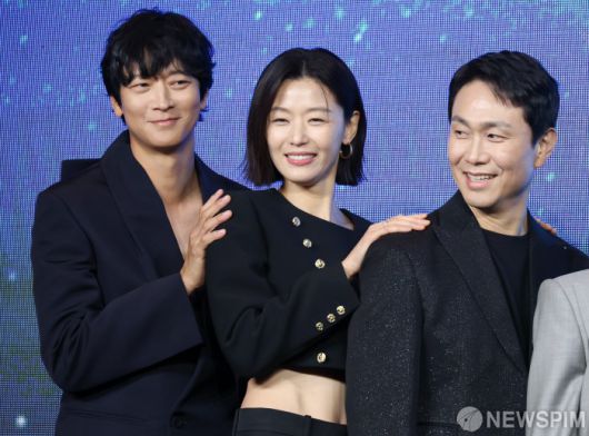 [서울=뉴스핌] 김학선 기자 = 배우 강동원, 전지현, 오정세가 2일 서울 광화문 포시즌스 호텔에서 열린 디즈니+ 오리지널 시리즈 '북극성' 제작발표회에서 포토타임을 갖고 있다. 2025.09.02 yooksa@newspim.com