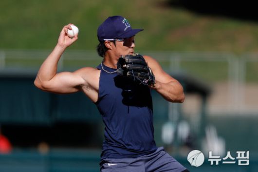 [웨스트 새크라멘토 로이터=뉴스핌] 손지호 기자 = 탬파베이 김하성이 14일(한국시간) 미국 캘리포니아주 새크라멘토의 서터헬스파크에서 열린 2025 미국 프로야구 메이저리그(MLB) 정규리그 애슬레틱스와 원정 경기에서 몸을 풀고 있다. 2025.08.14 thswlgh50@newspim.com