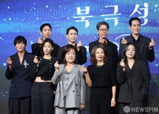 [서울=뉴스핌] 김학선 기자 = 배우 강동원, 전지현을 비롯해 출연배우들이 2일 서울 광화문 포시즌스 호텔에서 열린 디즈니+ 오리지널 시리즈 '북극성' 제작발표회에서 포토타임을 갖고 있다. 2025.09.02 yooksa@newspim.com