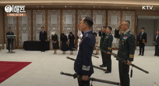 이재명 대통령이 2일 현 정부 출범 후 처음으로 군(軍) 장성 진급·보직 신고를 받았다. 대장 진급자 7명이 이 대통령에게 경례하고 있다. [사진=KTV]
