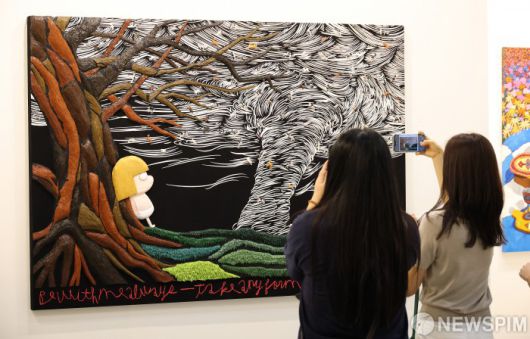 [서울=뉴스핌] 정일구 기자 = 3일 서울 강남구 코엑스에서 열린 국내 최대 아트페어 '키아프 서울(Kiaf SEOUL) 2025'를 찾은 관람객들이 전시 작품을 관람하고 있다. 2025.09.03 mironj19@newspim.com