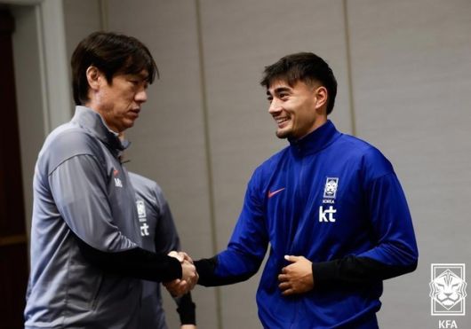 [서울=뉴스핌] 박상욱 기자 = 옌스 카스트로프(오른쪽)가 홍명보 감독과 인사하고 있다. [사진=대한축구협회] 2025.09.02 psoq1337@newspim.com