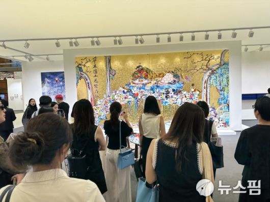 [서울=뉴스핌] 이지은 기자 = 3일 서울 강남구 코엑스에서 열린 프리즈 서울의 가고시안 부스에서 무라카미 다카시의 작품을 보기 위해 몰려든 관람객들. 2025.09.03 alice09@newspim.com