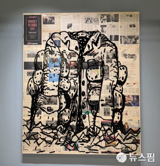 [서울=뉴스핌]이영란 편집위원/미술전문기자=리크릿 티라바니자.'untitled' 2025 (the intellect takes leave figure no. one) (new york times, november 22, 2016) 2025 1970년대 필립 거스턴의 회화를 참조해, 2016년 11월 22일자 뉴욕 타임스 지면 위에 그 회화적 어법을 연상시키는 도상을 덧입힌 작업이다. 관계미학을 바탕으로 예술을 사회적 담론의 장이자 변화를 이끄는 매개로 제시해온 그의 작업 세계를 잘 보여준다. 2025.09.04 art29@newspim.com