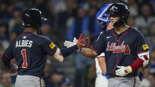 [시카고 로이터=뉴스핌] 애틀랜타의 김하성(오른쪽)이 7회 3점 홈런을 기록한 뒤 아지 알비스와 하이파이브 하고 있다. 2025.09.04 wcn05002@newspim.com