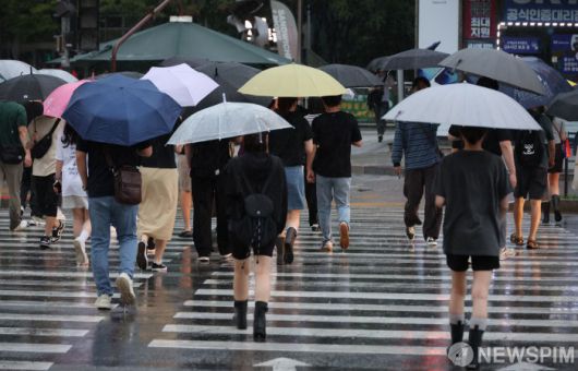 [안양=뉴스핌] 김학선 기자 = 서울과 수도권 등에 호우주의보가 발령된 13일 오전 경기 안양시 평촌역 인근에서 시민들이 우산을 들고 발걸음을 재촉하고 있다. 2025.08.13 yooksa@newspim.com