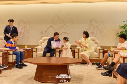 이재명 대통령과 김혜경 여사가 4일 용산 대통령실로 어린이들과 가족을 초청한 행사에서 즐거운 시간을 보내고 있다. [사진=대통령실]