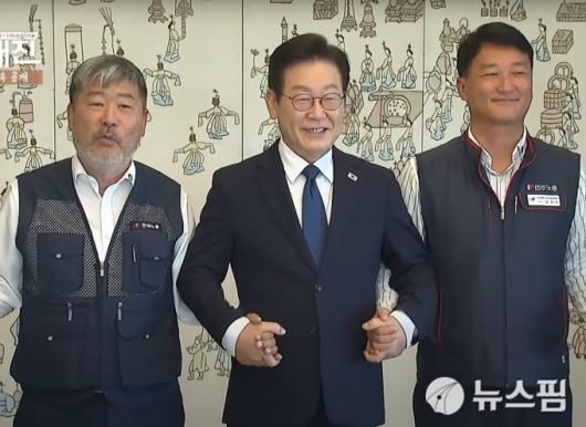 이재명 대통령이 4일 용산 대통령실에서 김동명(왼쪽) 한국노총 위원장, 양경수(오른쪽) 민주노총, 양대 노총 위원장을 초청해 오찬 간담회를 하면서 손을 맞잡고 기념사진을 찍고 있다. [사진=KTV]