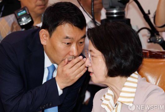 [서울=뉴스핌] 윤창빈 기자 = 추미애 국회 법제사법위원장, 김용민 더불어민주당 간사가 4일 오전 서울 여의도 국회에서 열린 법제사법위원회 전체회의에서 대화를 나누고 있다. 2025.09.04 pangbin@newspim.com