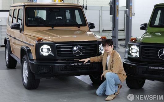 [서울=뉴스핌] 김학선 기자 = 배우 이동휘가 4일 서울 서초구 메르세데스-벤츠 방배 서비스센터에서 1980년대 G-클래스를 오마주한 'G-클래스 스트롱거 댄 더 1980 에디션' 출시를 기념해 차량과 함께 포즈를 취하고 있다. 2025.09.04 yooksa@newspim.com