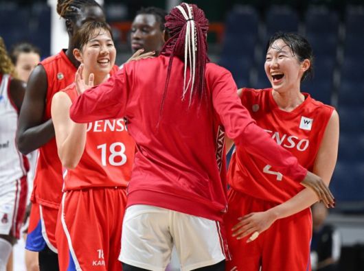 덴소 선수들이 6일 열린 박신자컵 국제여자농구대회 4강전을 승리한 뒤 기쁨을 나누고 있다. [사진=WKBL]