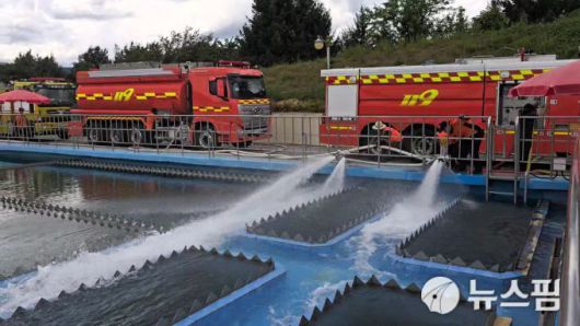 [강릉=뉴스핌] 이형섭 기자 = 인근 지자치에서 지원한 응원급수를 실어나르는 소방차에서 생활용수가 뿜어지고 있다. 2025.09.01 onemoregive@newspim.com