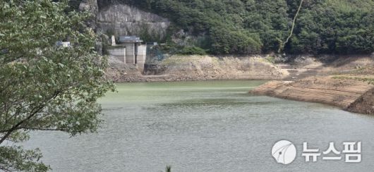 [강릉=뉴스핌] 이형섭 기자 = 8월31일 저수율 14.8%를 보이고 있는 오봉저수지. 2025.09.01 onemoregive@newspim.com