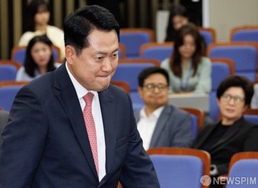 [서울=뉴스핌] 윤창빈 기자 = 장동혁 국민의힘 대표가 8일 오후 서울 여의도 국회에서 열린 의원총회에 참석하고 있다. 2025.09.08 pangbin@newspim.com