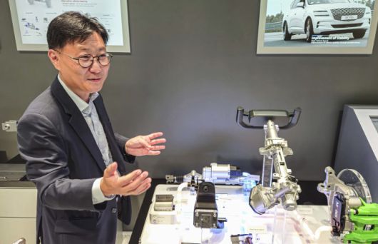 [뮌헨=뉴스핌] 김승현 기자 = 허재웅 현대모비스 제동연구실장(상무)이 브레이크 바이 와이어(Brake by wire) 기술을 설명하고 있다 [사진=한국자동차기자협회] 2025.09.08 kimsh@newspim.com