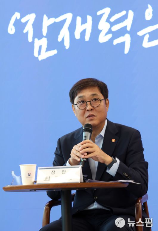 최휘영 문화체육관광부 장관이 4일 서울 서대문구 모두예술극장 모두라운지에서 취임 한 달을 계기로 출입기자 간담회를 갖고 문체부 정책설명을 하고 있다. [사진=문화체육관광부]