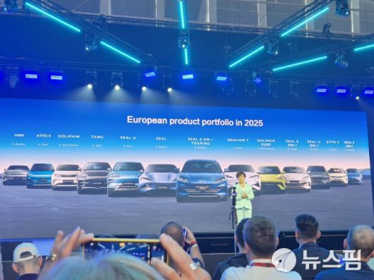 [뮌헨=뉴스핌] 김승현 기자 = 중국 전기차(NEV) 제조사 BYD가 유럽 최대 모터쇼인 'IAA 모빌리티 2025'에서 유럽 현지 첫 생산 공장 계획을 발표하고, 두 번째 슈퍼 하이브리드 모델 '씰 6 DM-i 투어링'을 최초로 공개했다. 스텔라 리 BYD 부회장이 발표하고 있다. 2025.09.08 kimsh@newspim.com