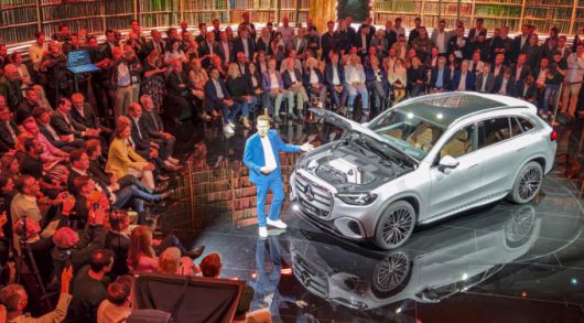 [뮌헨=뉴스핌] 김승현 기자 = 9월 7일(현지시간) 독일 뮌헨에서 열린 IAA 메르세데스-벤츠 프리 나이트 행사에서 마티아스 가이젠 메르세데스-벤츠 그룹 AG 이사회 멤버 겸 마케팅 & 세일즈 총괄이 GLC 위드 EQ 테크놀로지를 소개하고 있다. [사진=한국자동차기자협회] 2025.09.08 kimsh@newspim.com