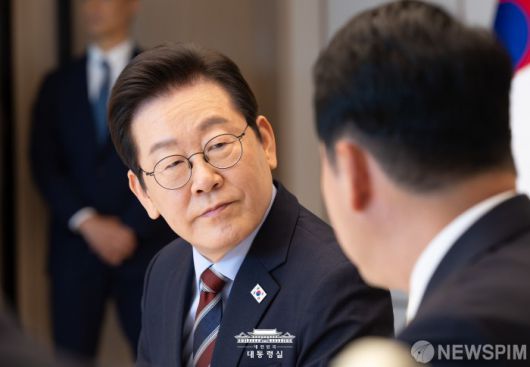 [서울=뉴스핌] 이재명 대통령(왼쪽)이 8일 서울 용산 대통령실에서 열린 여야 지도부 오찬 회동에서 장동혁 국민의힘 대표의 발언을 듣고 있다. [사진=대통령실] 2025.09.08 photo@newspim.com