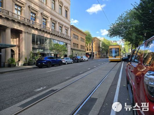 [미국 포틀랜드=뉴스핌] 오종원 기자 = 포틀랜드 다운타운 거리를 달리는 트램. 2025.09.07 jongwon3454@newspim.com